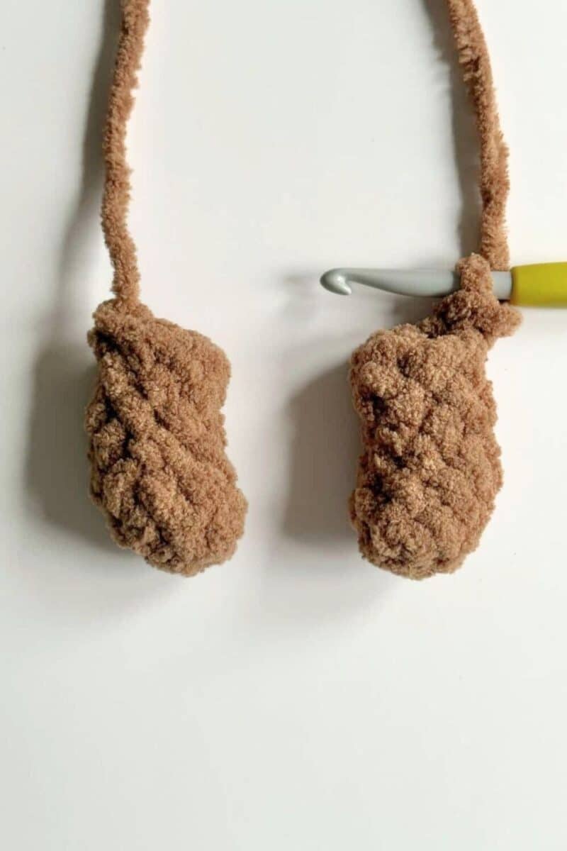 Another photo of the legs, this time turned in toward eachother.