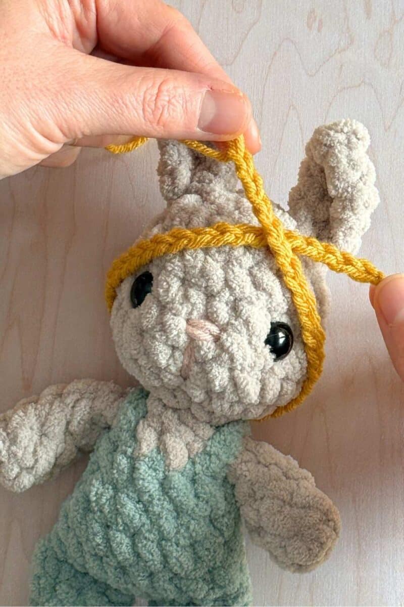 Process photo showing how to measure the length of the initial chain on the head. 