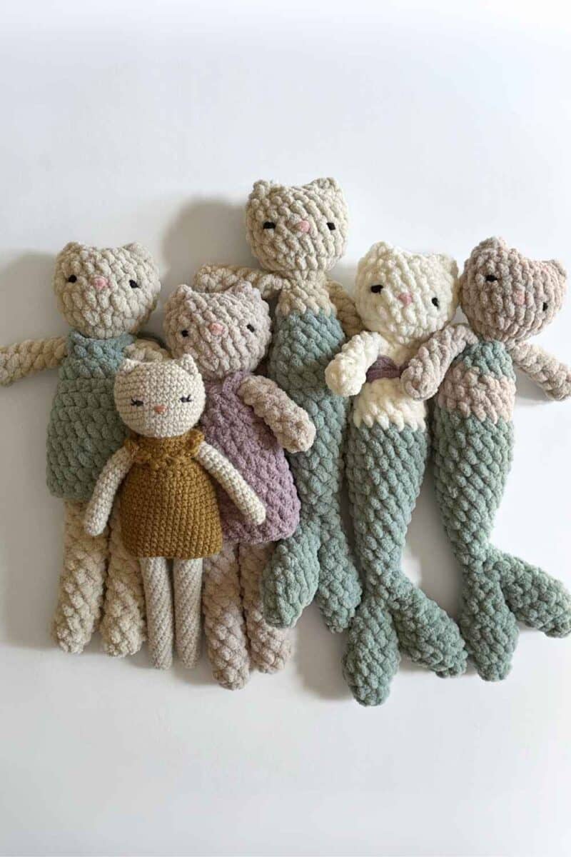 Photo of a group of crochet cats, one in worsted weight yarn.