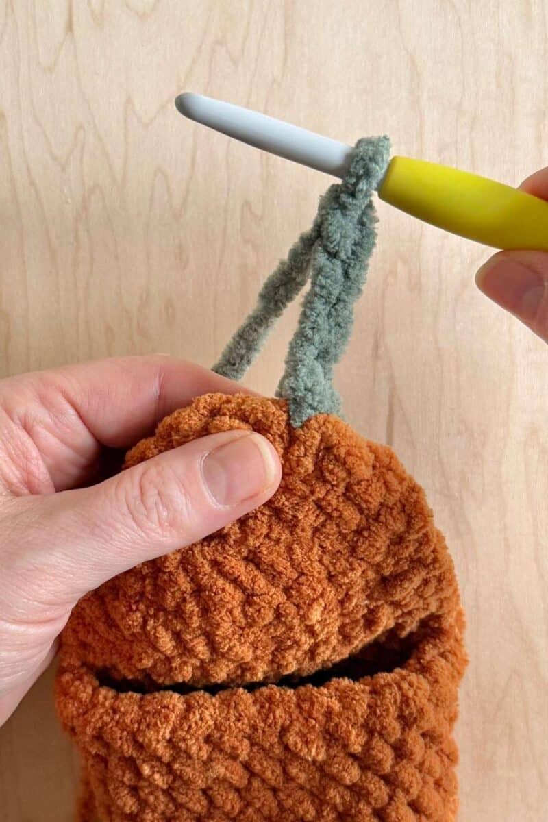 A green yarn chain added to the top.