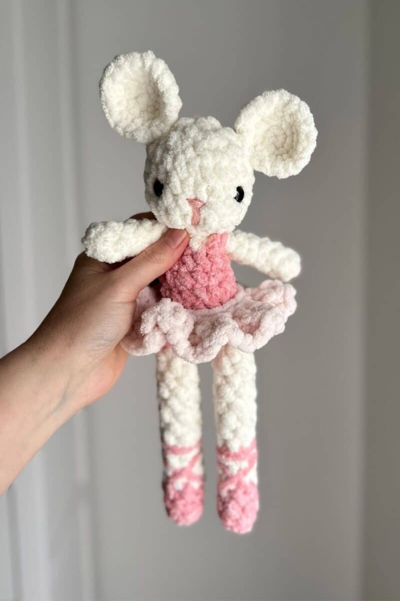 A white crochet mouse wearing a ballet outfit.